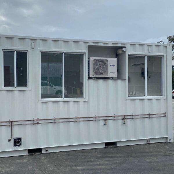 20′ standard single use container with glass windows and AC - Image 2