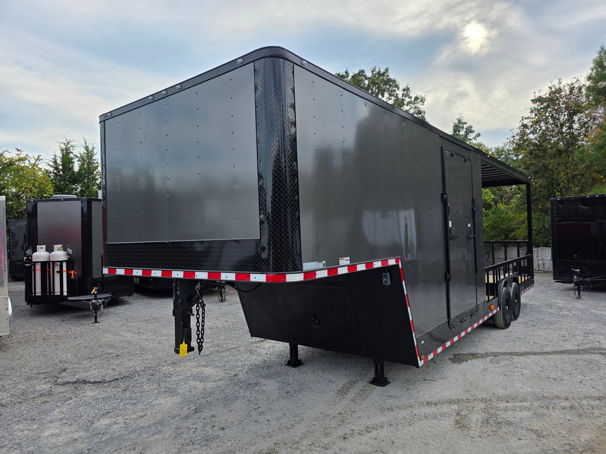 8.5′ x 32′ Gooseneck Hybrid Enclosed Trailer - Image 3