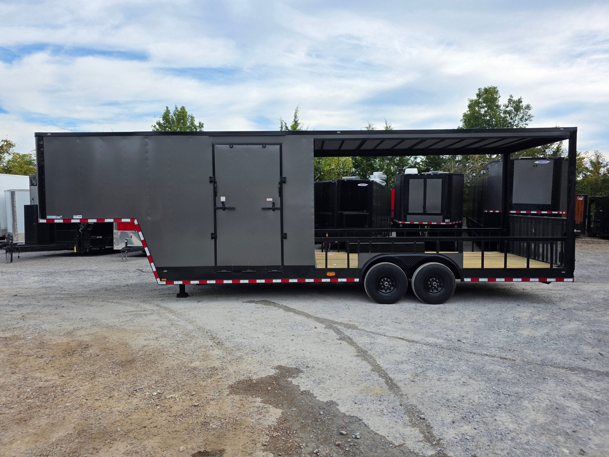 8.5′ x 32′ Gooseneck Hybrid Enclosed Trailer - Image 4