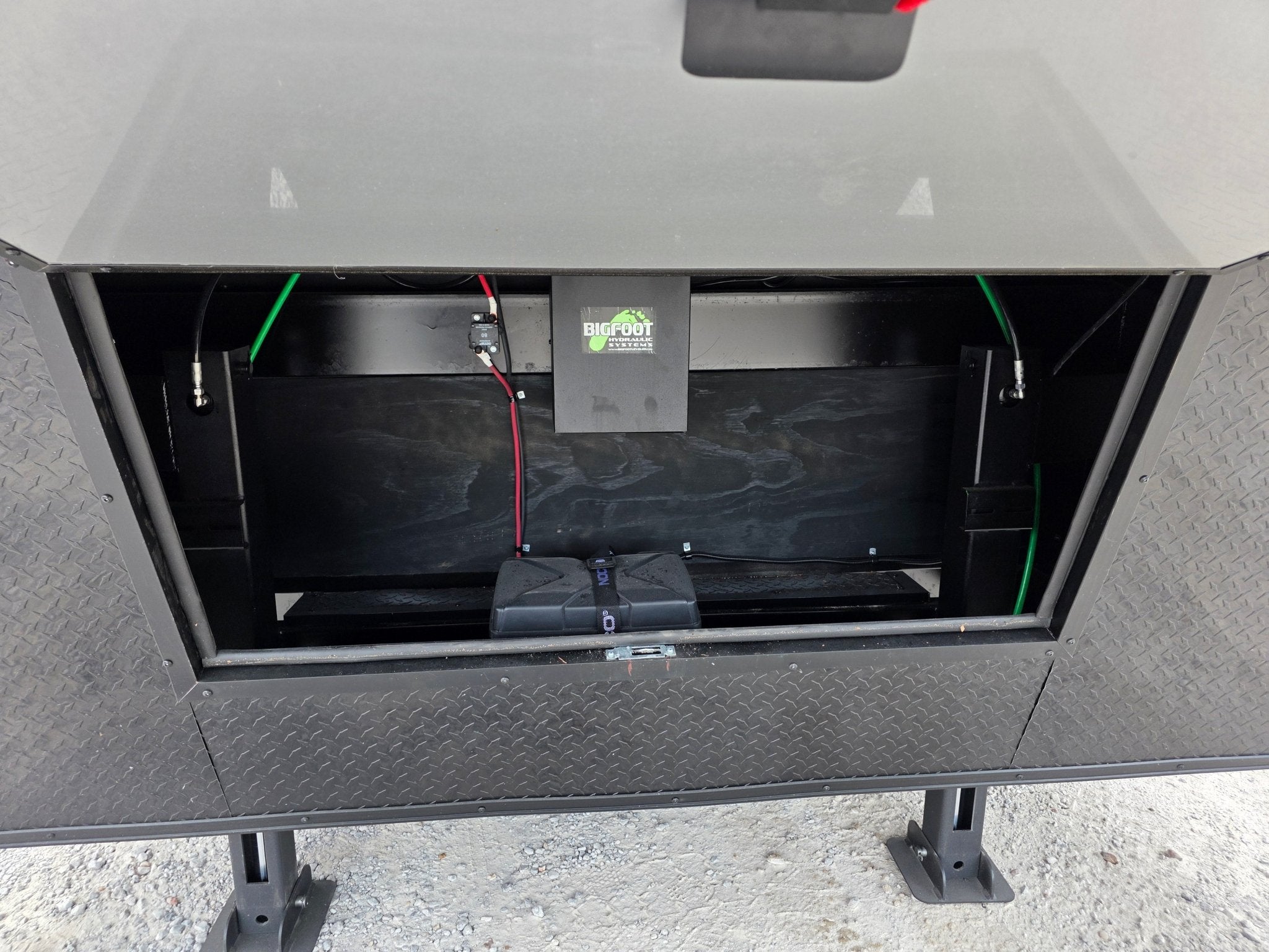 8.5′ x 32′ Gooseneck Hybrid Enclosed Trailer - Image 11