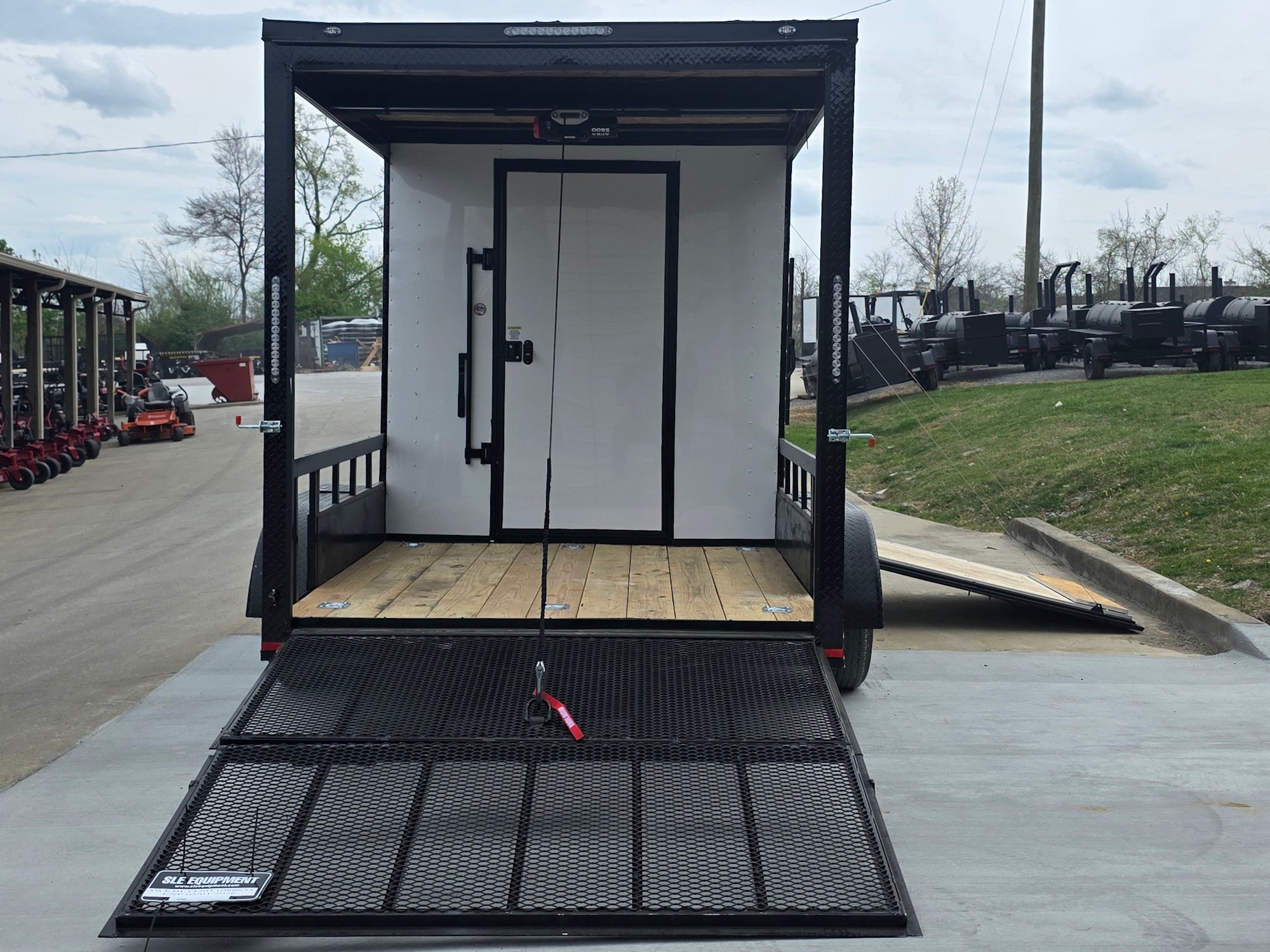 7′ x 14′ White V-Nose Hybrid Enclosed Trailer with 6′ Gate - Image 12