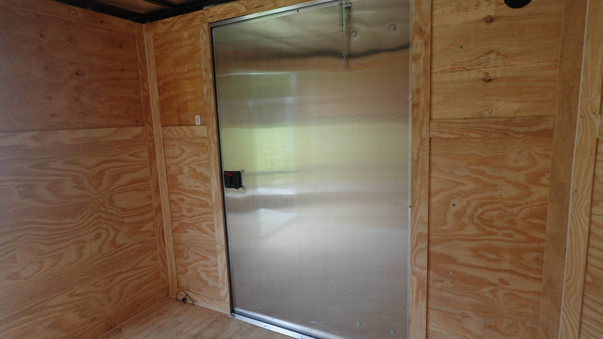 7×16 Tandem White V-Nose Hybrid Enclosed Trailer - Image 16