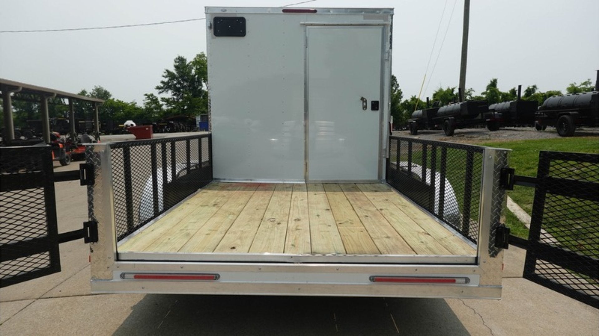7×16 Tandem White V-Nose Hybrid Enclosed Trailer - Image 9