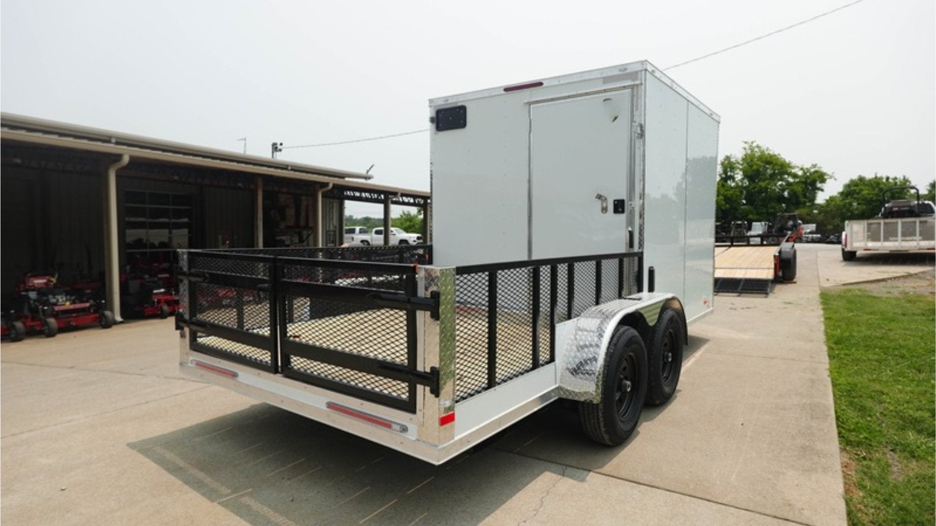 7×16 Tandem White V-Nose Hybrid Enclosed Trailer - Image 11