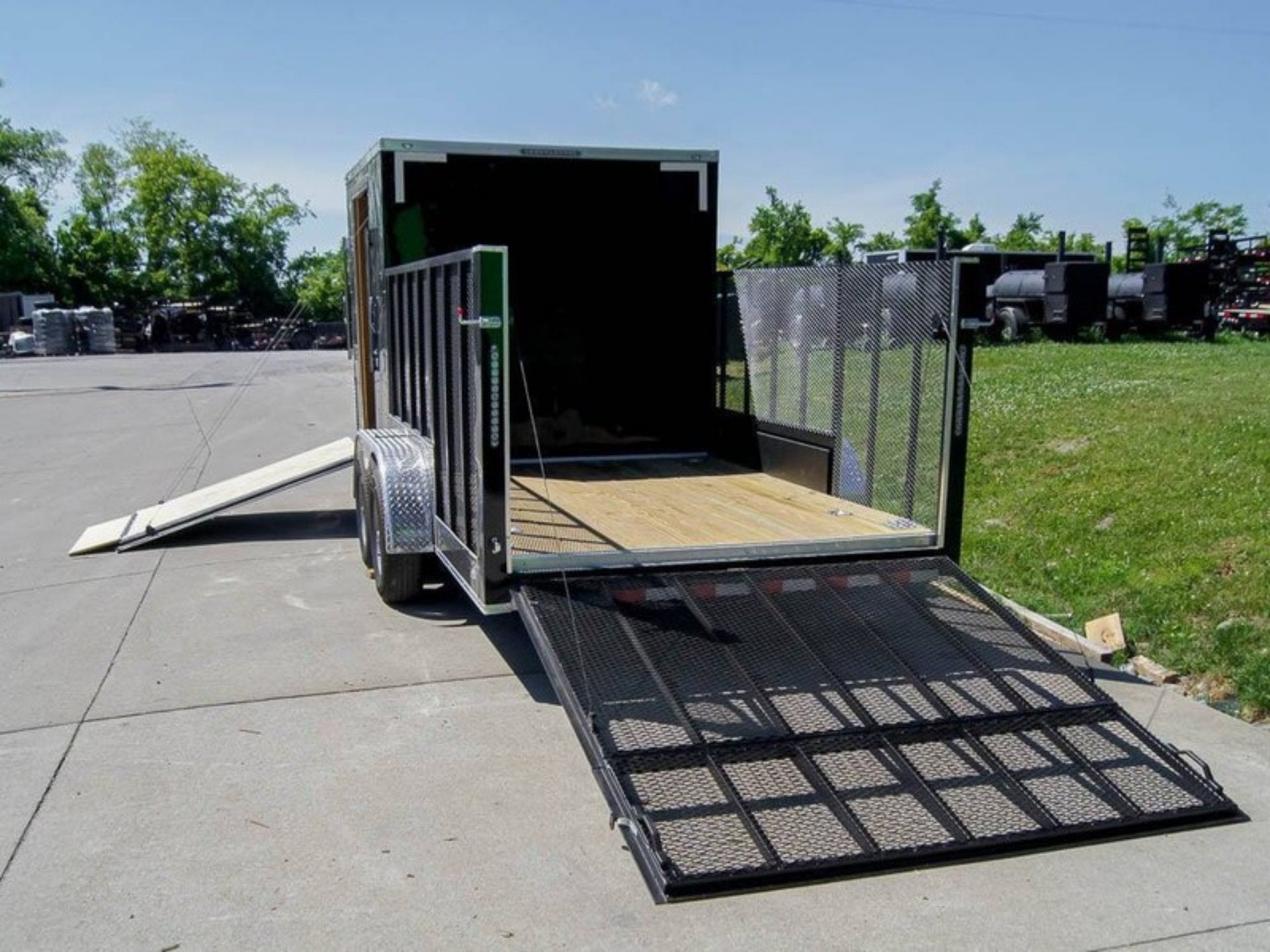 7×18 Hybrid Flat-Nose Enclosed Trailer with 4ft Mesh Deck Storage - Image 8