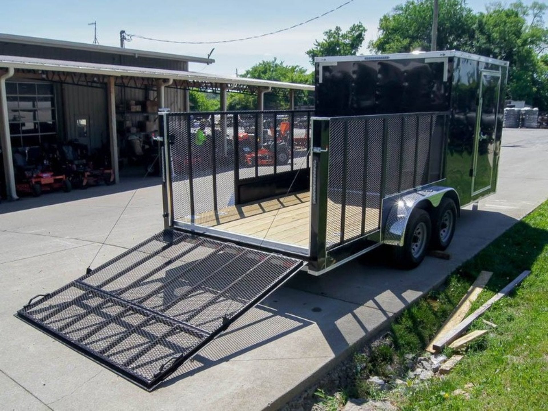 7×18 Hybrid Flat-Nose Enclosed Trailer with 4ft Mesh Deck Storage - Image 5