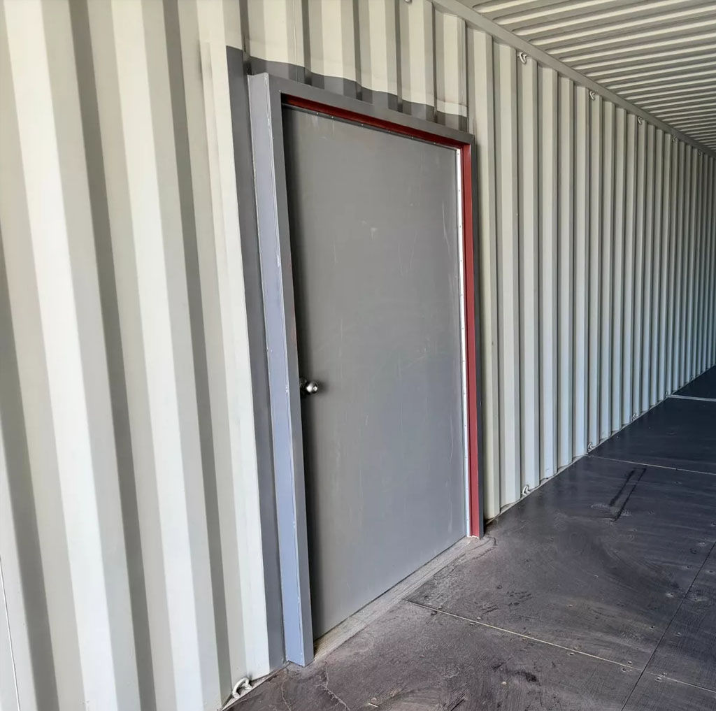 40ft shipping container with man door - Image 5